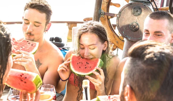 Happy millenial friends having fun at sail boat party with watermelon sangria and champagne - Cool friendship concept with young multi razziale people on sailboat - Exclusive and luxury travel lifestyle — Foto Stock