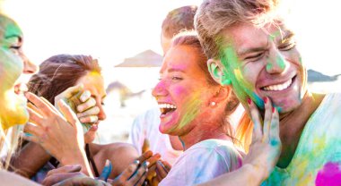 Mutlu arkadaş holi renkleri festival olay - gençler samimi heyecanlı ruh hali ile birlikte yaz tatili gülüyor - gençlik dostluk kavramı canlı tezat filtre üzerinde beach partide eğleniyor