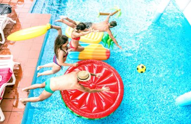 Havuz partisi - gençlik tatil konseptiyle mutlu çocuklar ve kızlar eğleniyor yaz günde luxury resort adlı - genç insanlara sıcak parlak filtresinde atlama millenial arkadaşlar yüksek açılı görünüş