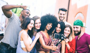 Cep telefonu ile video selfie stabilize alarak çok ırklı arkadaş - gençler eğleniyor yeni teknoloji eğilim - dostluk kavramı ile sosyal medya ağları andan paylaşımı millenials gimbal