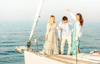 Dans ve having fun özel lüks yelkenli tekne - dostluk arkadaşlarım gençler millenial paylaşım zaman birlikte konseptiyle parti yolculuk yolculuk - parlak renk tonu filtresi üzerinde seyahat