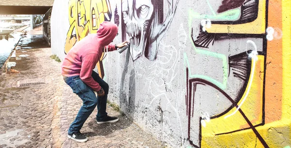 Gatukonstnär målning färgglad graffiti på offentliga vägg - Modern konst koncept med urban kille utför och förbereda live murales med multi färg Aerosolspray - ljusa retro vintage filter — Stockfoto