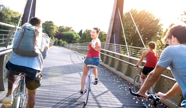 행복 친구 천년 데 재미 있는 도시 공원-대학 대학 캠퍼스에서 함께 자전거 millenial 청소년 학생 들과 함께 우정 개념-밝은 늦은 오후 필터에서 승마 자전거 — 스톡 사진
