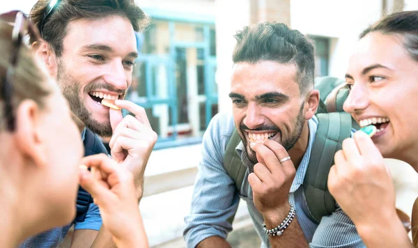 Happy millenial vrienden hebben plezier in het city center eten suiker snoepjes - Z generatie vriendschap concept met millenial jongeren samen opknoping - jongens en meisjes op jeugd levensstijl humeur — Stockfoto