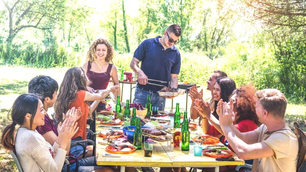 Amigos Felizes Divertindo Juntos Festa Piquenique Churrasco Jovens Millenials Piquenique — Fotografia de Stock