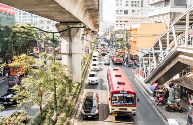 Bangkok, Tayland - 10 Şubat 2015: Tayland'ın kalabalık başkentinde araba ve otobüs lerle trafik sıkışıklığı - Gündüz leri Sukhumvit Rd yakınlarında toplu taşıma konsepti