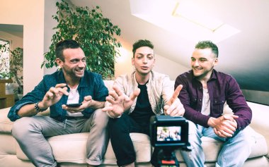 Genç milenyum arkadaşları, dijital aksiyon webcam üzerinden yayın platformu içeriğini paylaşıyor - Milenyum elemanlarının sosyal medya ağlarından canlı yayın yaparak eğlendikleri nüfuz pazarlama konsepti