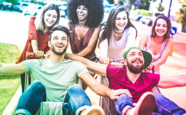 Genç çok ırklı arkadaşlar alışveriş arabasıyla birlikte eğleniyorlar - Milenyum halkı alışveriş merkezinin otoparkında tramvaylarla vakit geçiriyor - Psikedelik radyoaktif filtre üzerine gençlik yaşam tarzı konsepti