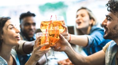 Arkadaşlar moda kokteyl bar restoranda spritz içme - Gençlerle dostluk konsepti birlikte barda mutlu saat içecekler toasting eğlenmek - Merkezi cam odaklanın - Teal turuncu filtre