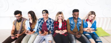Kapalı mekanda kanepede akıllı telefon kullanan arkadaşlar - Cep telefonu ile bağımlı kişiler grubu - Her zaman bağlı milenyumlar ile online içerik paylaşımı teknoloji konsepti - Parlak canlı filtre