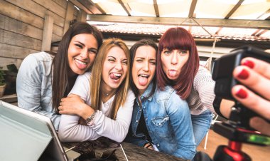 Genç milenyum kadınları dijital aksiyon web kamerası ile selfie çekiyorlar - Milenyum kızları sosyal medya ağlarından canlı yayın yaparak eğlenirken etkili pazarlama konsepti