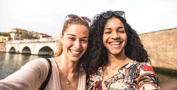 Πολυπολιτισμικές φίλες παίρνοντας selfie διασκεδόντας μαζί-ιδέα φιλίας με ευτυχισμένα κορίτσια στο καλοκαίρι διακοπές της πόλης-millenial lifestyle με γυναίκες καλύτερους φίλους-θερμό τόνο φίλτρου ημέρας — Φωτογραφία Αρχείου