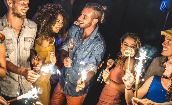 Amigos multirraciales divirtiéndose en la celebración del festival de verano - Jóvenes bebiendo y bailando después de la fiesta en el club nocturno - Concepto de amistad sobre el estado de ánimo emocionado - Enfoque en la cara de hombre vaqueros azules —  Fotos de Stock