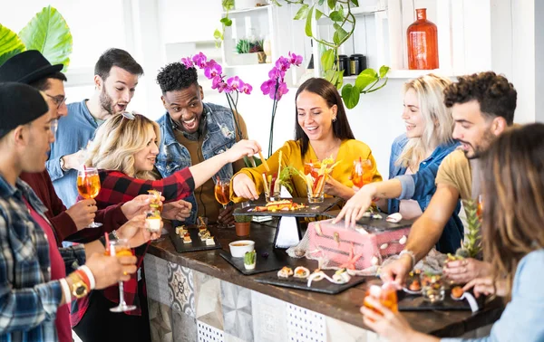 Skupina přátel, kteří se baví na předškolním večírku aperitiv, pití koktejlů a občerstvení-mladí lidé tráví čas pohromadě doma-jasný živý filtr s přirozeným interiérem — Stock fotografie