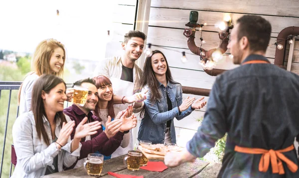 Jóvenes Amigos Divirtiéndose Bebiendo Cerveza Balcón Cena Casa Gente Feliz —  Fotos de Stock