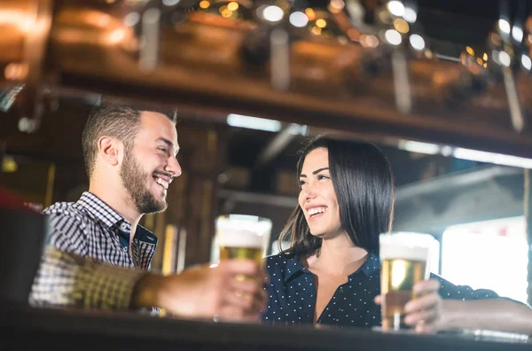 Casal Jovem Início História Amor Mulher Bonita Bebendo Cerveja Com — Fotografia de Stock