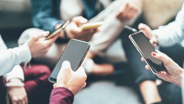 Arkadaş grubu cep telefonu kullanarak eğlenmeye bağımlı - Milenyum teknolojisi kavramını cep telefonuyla çevrimiçi olarak sosyal medya ağında paylaşan insanların ellerini kapatın