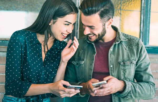 행복 한 젊은 부부 가 도시에서 스마트폰으로 즐거운 시간을 보내고 있다 - 소셜 미디어를 연결하고 공유하는 가장 친한 친구들 과의 우정이라는 개념 - 패션에 영향을 미치는 밀레니엄 세대 — 스톡 사진