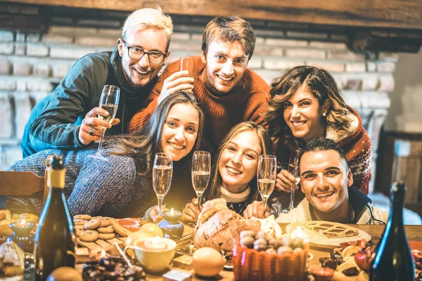 Glada vänner på gruppfoto selfie firar julen med champagne och godis mat på middag återföreningsfest - Vintersemester koncept med människor som har roligt att äta tillsammans - Varmt filter — Stockfoto