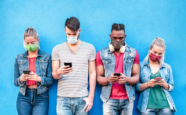 Amigos Multirraciais Com Máscaras Faciais Usando Aplicativo Rastreamento Com Telefones — Fotografia de Stock