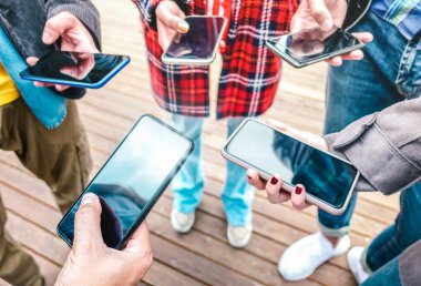 Cep telefonlarını kullanarak ellerinizi kapatın - İnsanlar sosyal medya ağında teknolojik cihaz ile fotoğraf paylaşımı - Teknoloji konsepti ve cep telefonu kullanımı sol akıllı telefona özen göstererek