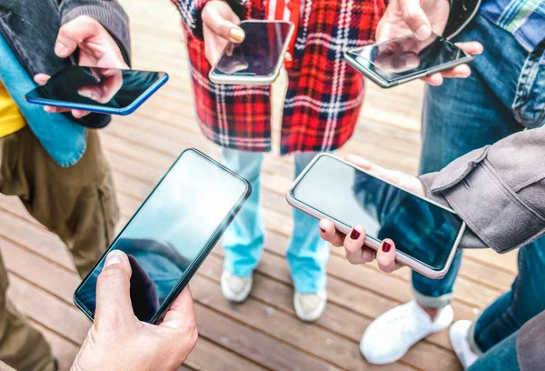 Primer Plano Las Manos Utilizando Teléfonos Inteligentes Móviles Gente Detalla — Foto de Stock