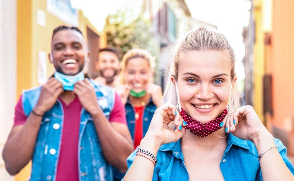 Vielrassige Freunde Lächeln Mit Gesichtsmaske Nach Wiedereröffnung Neues Normales Freundschaftskonzept — Stockfoto