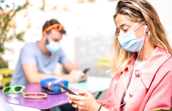 Junge Frau Mit Kopfhörer Tracking App Auf Dem Handy Neues — Stockfoto