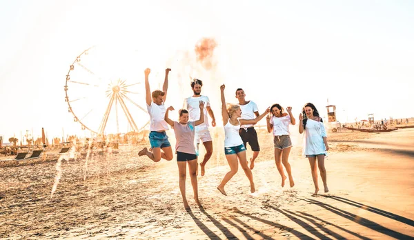 観覧車で楽しむ幸せな友人グループ パブリックビーチで応援する千人の男と女の子との夏休みの友情の概念 コントラストフィルター付きの外観で暖かい日没の色のトーン — ストック写真