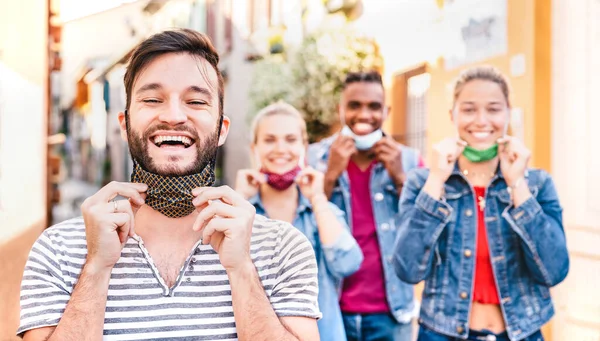 Gelukkige Vrienden Glimlachen Met Geopende Gezichtsmaskers Lock Heropening Nieuwe Normale — Stockfoto