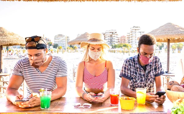 Multiracial Friends Closed Face Masks Using Tracking App Mobile Smartphones — Stock Photo, Image