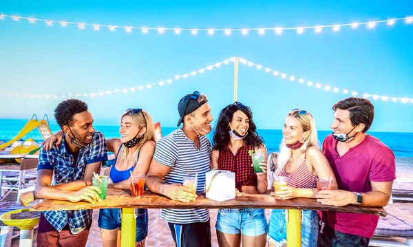 Happy Multiracial Friends Drinking Beach Cocktail Bar Wearing Face Masks — Stock Photo, Image