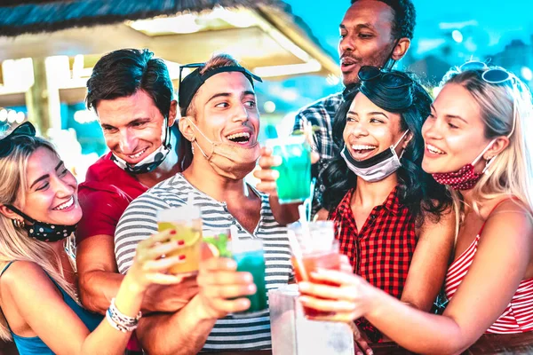 Gente Multiétnica Feliz Bebiendo Bar Nocturno Con Mascarillas Abiertas Nuevo — Foto de Stock