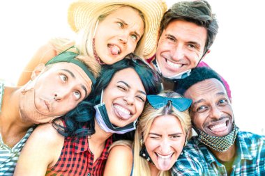 Çok ırklı arkadaşların açık maskeli çılgın selfie çekmesi - gençlerin birlikte eğlendiği yeni normal arkadaşlık konsepti - Ortadaki Afroamerikan kızına odaklı çok renkli güneş filtresi