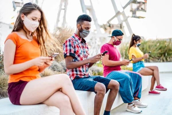 Multikulturelle Freunde Mit Maske Tracking App Auf Mobiltelefonen Gelangweilte Junge — Stockfoto