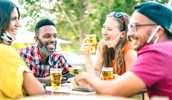 オープンフェイスマスクでビールを飲む友人 醸造所バーで幸せな時間に一緒に話を楽しんでいる人々との新しい通常のライフスタイルの概念 アフロアメリカン男に焦点を当てた明るい鮮やかなフィルター — ストック写真