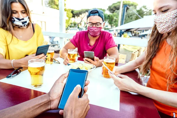 Amigos Mileniales Con Máscaras Cerradas Utilizando Aplicación Seguimiento Con Teléfonos — Foto de Stock