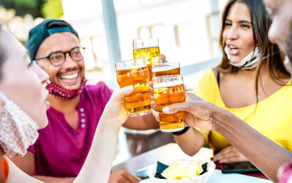 Amigos Brindando Vasos Cerveza Con Mascarillas Abiertas Nuevo Concepto Estilo — Foto de Stock