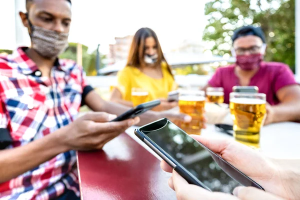 Amigos Entediados Com Máscaras Médicas Usando Aplicativo Rastreamento Com Smartphones — Fotografia de Stock