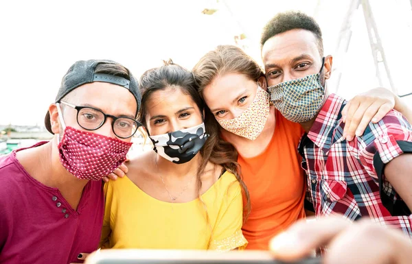 Multicultural Milenial Travelers Taking Selfie Closed Face Masks New Normal — Stock Photo, Image