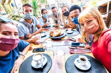 Arkadaşların kafeteryada selfie çekmesi - Kafeteryada maskeyle kaplanmış insanlar - Yeni normal yaşam tarzı konsepti lokantadaki kızlar ve erkekler - parlak canlı filtre