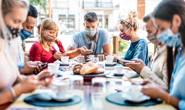 Jóvenes Amigos Utilizando Aplicación Seguimiento Con Teléfonos Inteligentes Móviles Personas — Foto de Stock