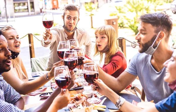 Freunde Stoßen Der Restaurantbar Mit Gesichtsmasken Auf Rotwein Neues Normales — Stockfoto
