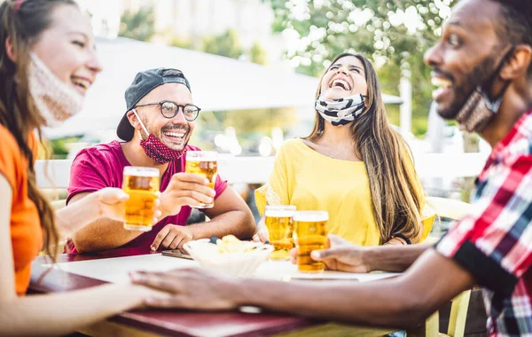 Молодые Люди Пьют Пиво Открытыми Масками Лица Новая Концепция Нормального — стоковое фото
