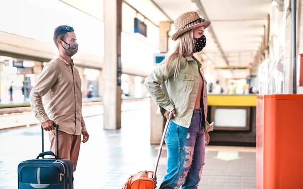 Unga Par Väntar Öva Social Distansering Tågstationen Nytt Normalt Resekoncept — Stockfoto