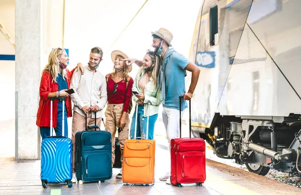 Freundeskreis Unterhält Sich Und Wartet Auf Zug Bahnsteig Neues Normales — Stockfoto