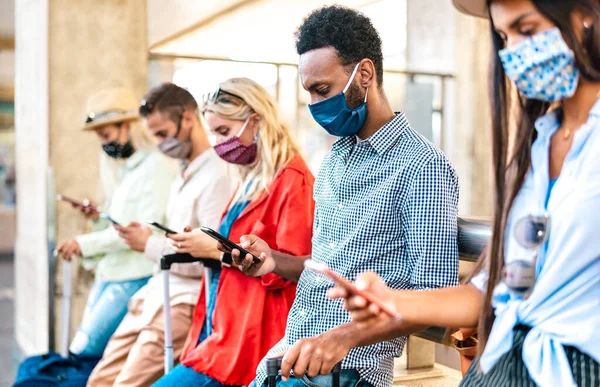 Amigos Multirraciales Con Máscara Facial Utilizando Aplicación Seguimiento Con Teléfonos —  Fotos de Stock