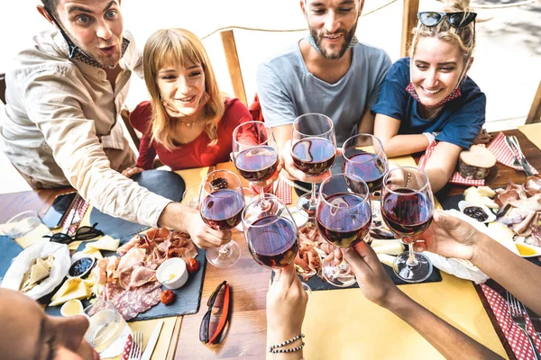 Amigos Brindar Por Vino Tinto Bar Del Restaurante Con Máscaras — Foto de Stock