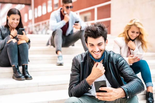 Heureux Amis Millénaire Souriant Avec Masque Visage Ouvert Après Réouverture — Photo