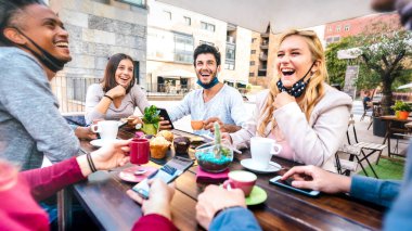 Kafede kapuçino içerek eğlenen arkadaşlar - Restoran kafeteryasında birlikte gülen gençler - Kafe barında mutlu erkekler ve kızlarla yeni normal yaşam tarzı konsepti - Parlak filtre